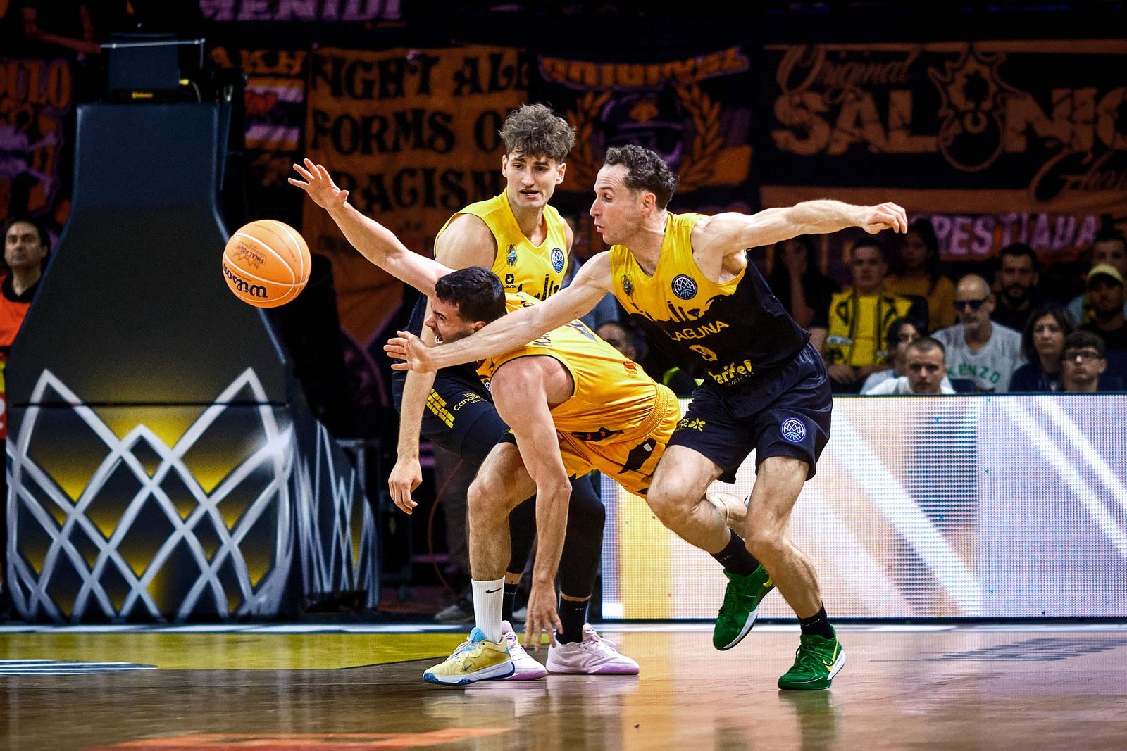 El AEK remonta y le quita al Tenerife el tercer puesto (77-73)