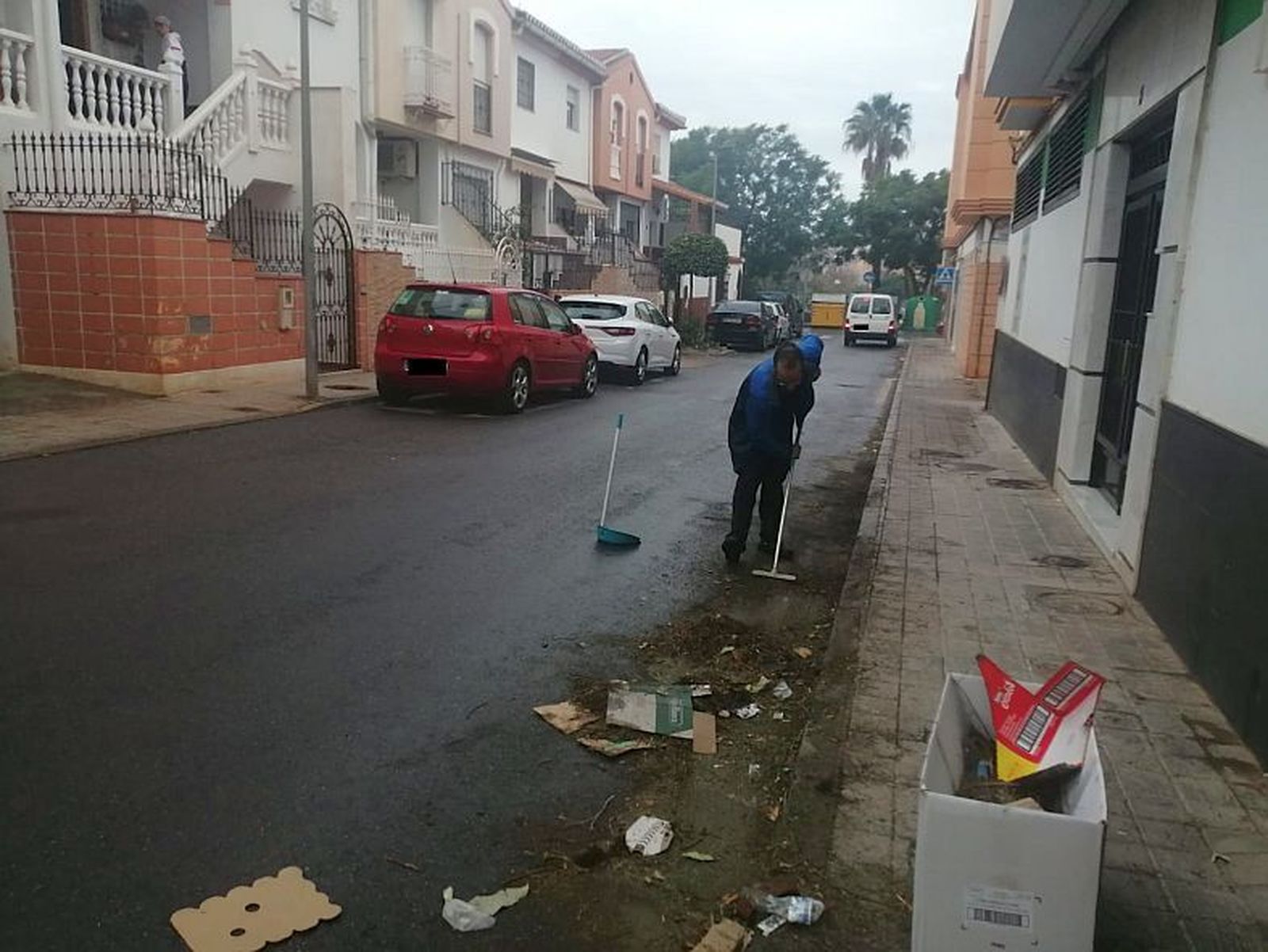 Denuncian que vecinos y comerciantes se tienen que hacer cargo de la limpieza del acerado en La Fabriquilla