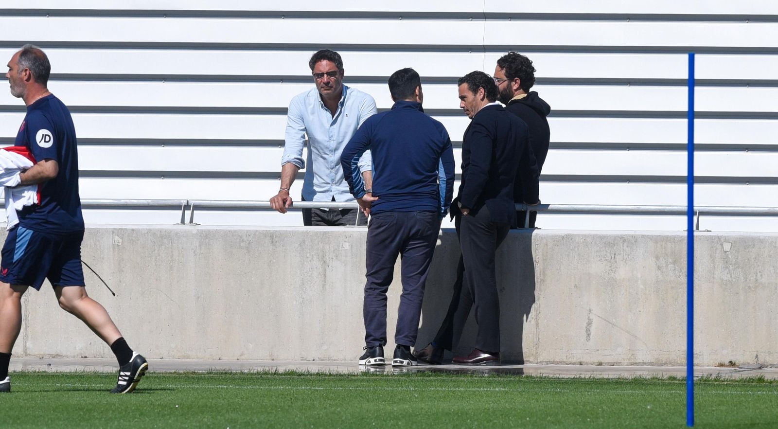 Del Nido Carrasco atiende a un técnico junto a Gaby Ruiz, de frente, y Víctor Orta.