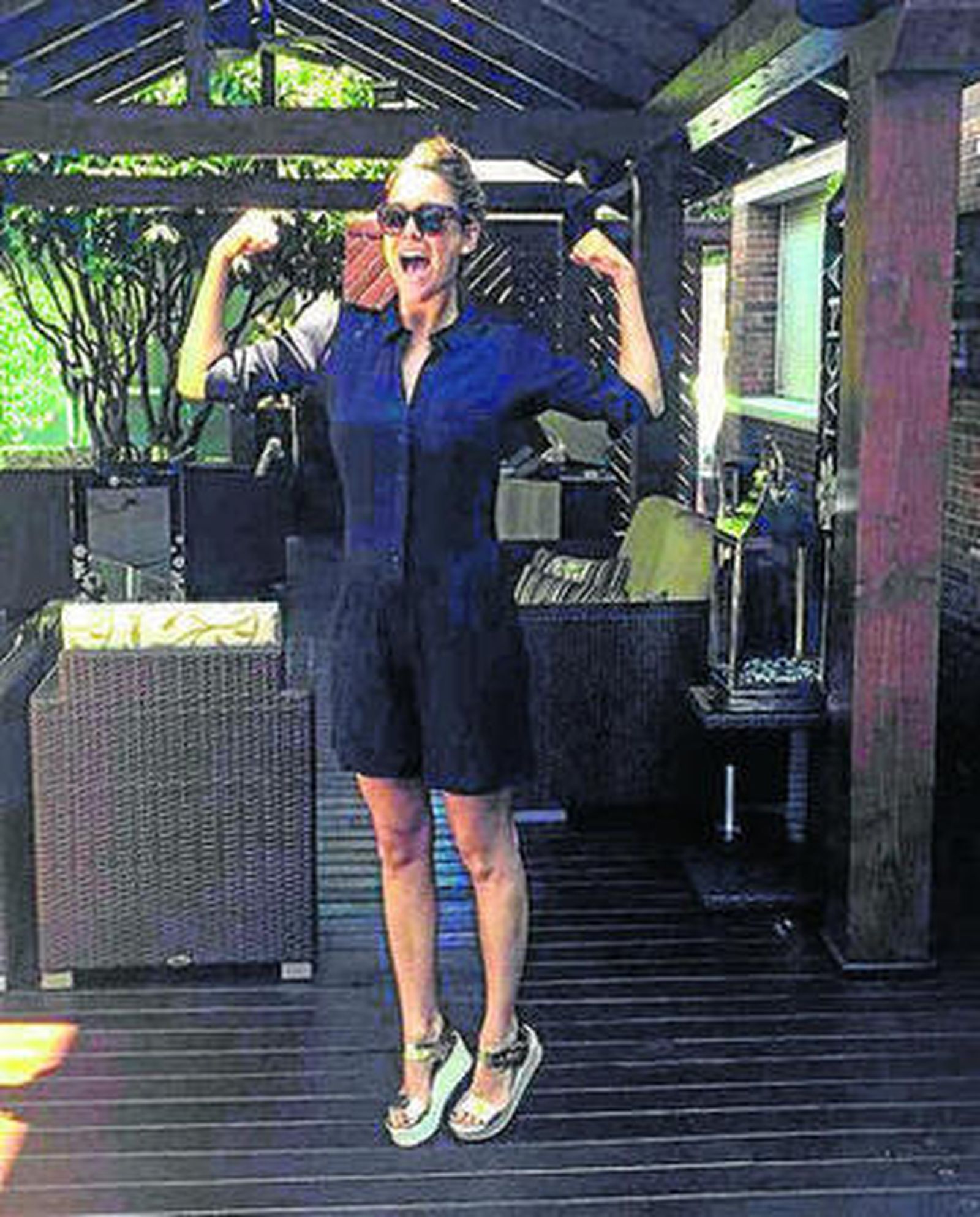 La actriz salta dando muestra de su felicidad.