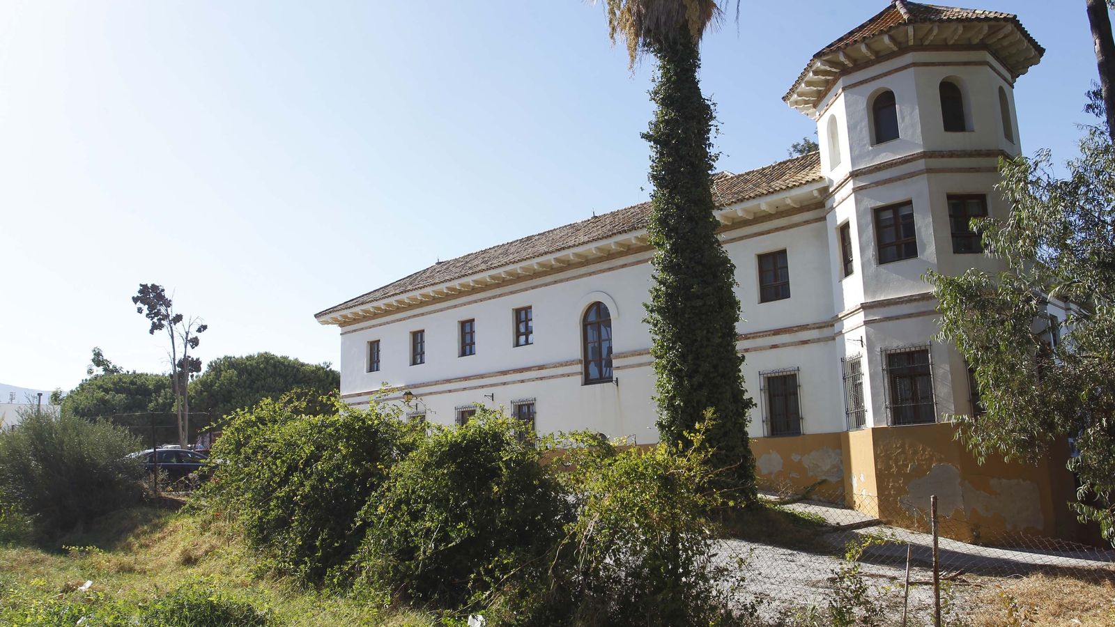 Vista desde el sudeste, en primer plano el torreón de planta poligonal de influencia británica y que en tiempos debió tener una excelente vista sobre la bahía.
