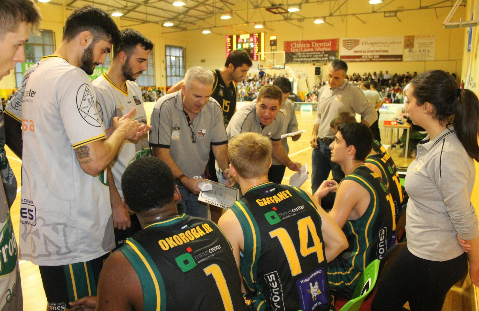 Javier Fijo ofrece indicaciones a los jugadores del Morón en un partido disputado en el pabellón Alameda.