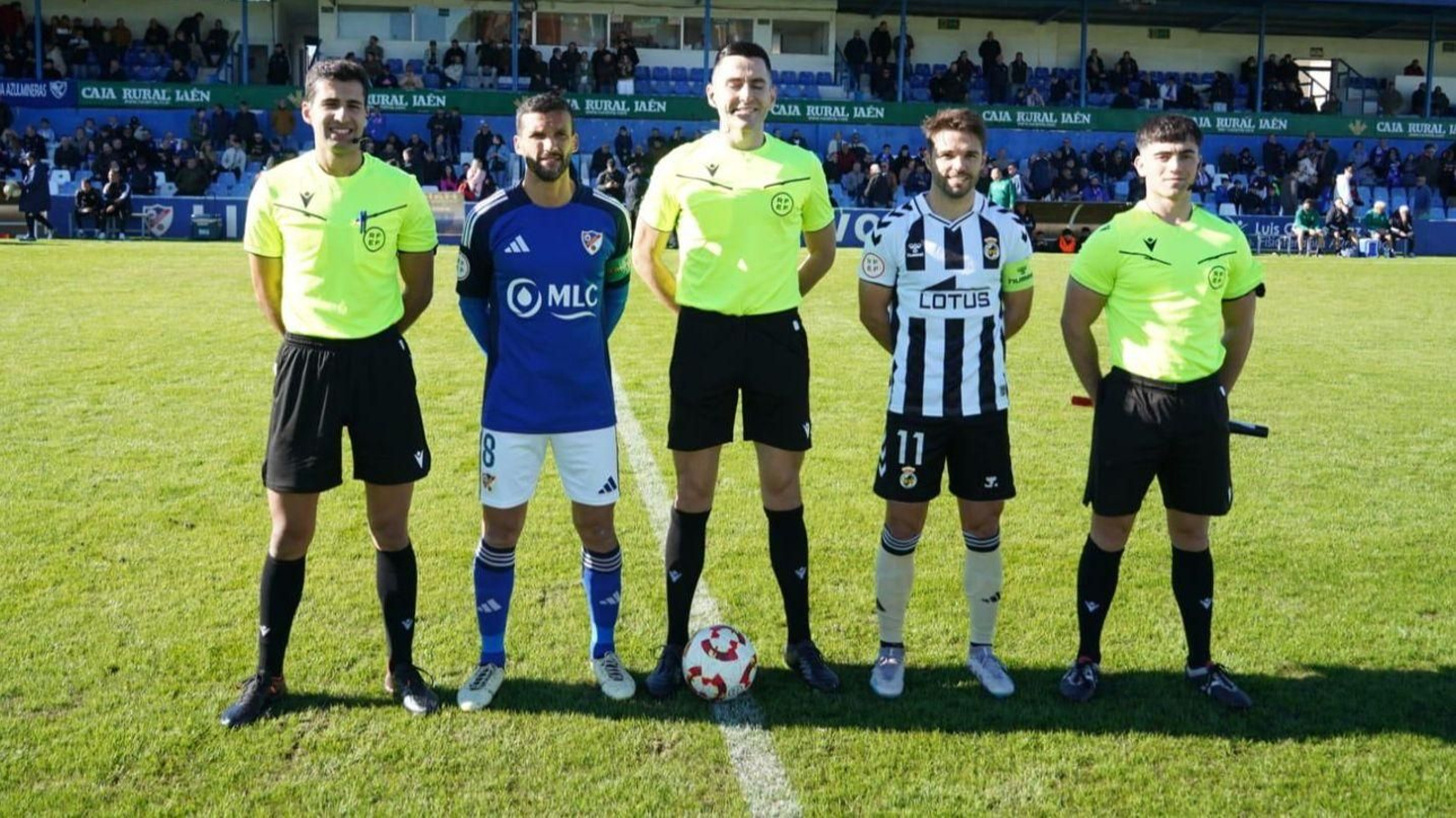 Capitanes y trío arbitral posan antes del encuentro Capitanes y trío arbitral posan antes del encuentro