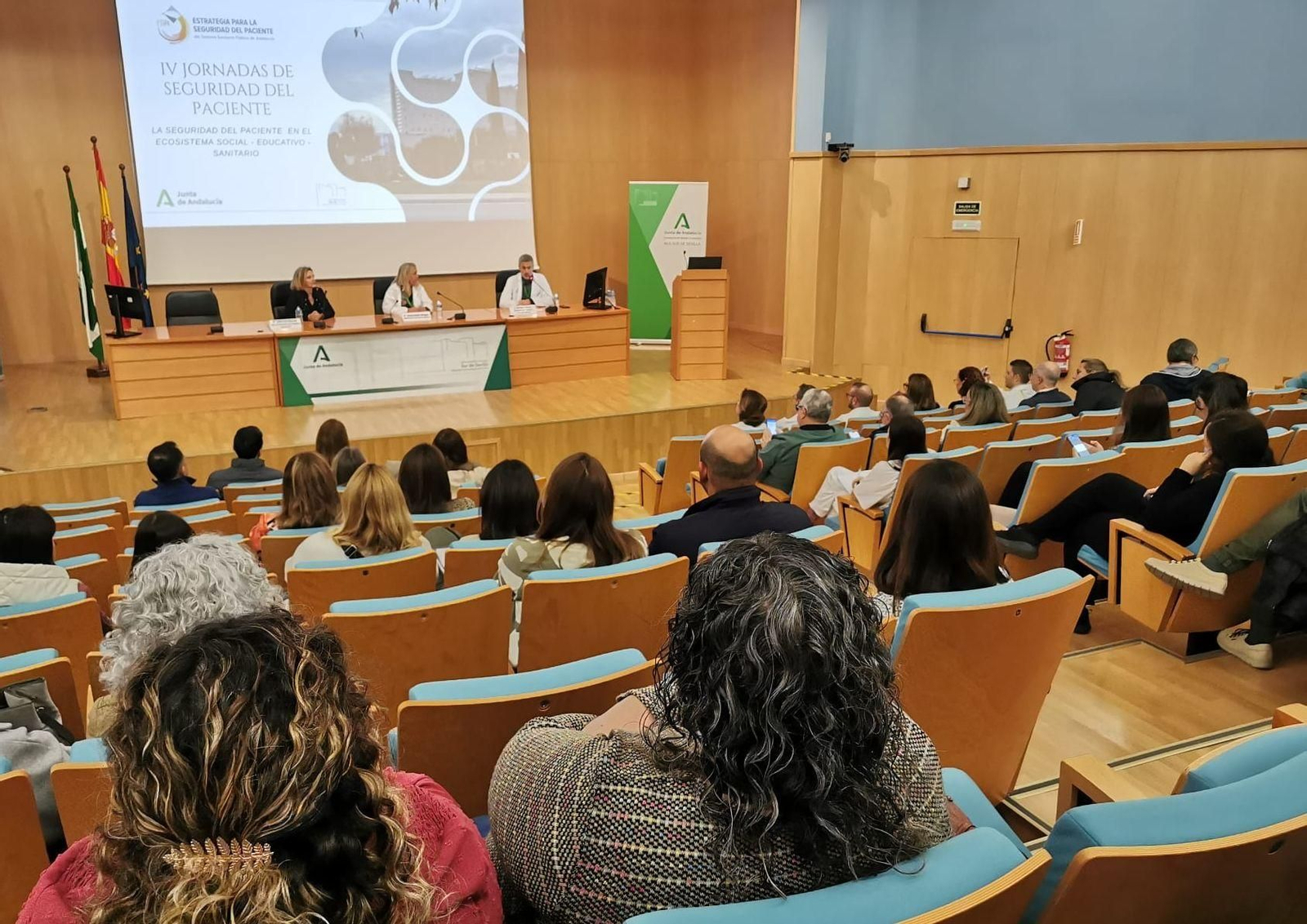Inauguración de esta celebración por parte de la directora gerente del área, Inmaculada Vázquez; la directora de la Estrategia de Seguridad del Paciente de Andalucía, Elvira Eva Moreno, y el presidente de la Comisión de Calidad, Adriano Sianes.