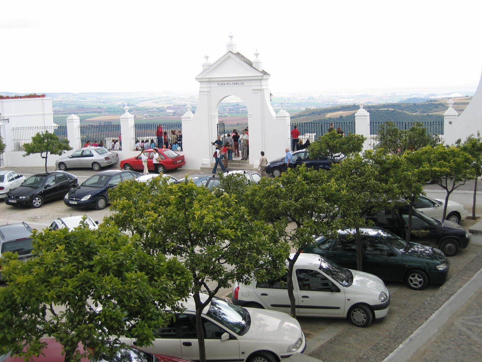 La plaza del Cabildo en Arcos, con coches estacionados en su interior.