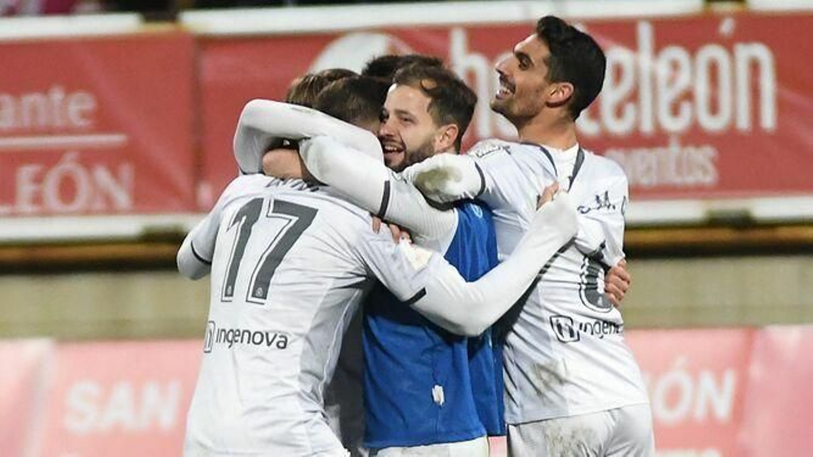 Alfonso Martín, a la derecha, celebra con sus compañeros el triunfo sobre el Atlético