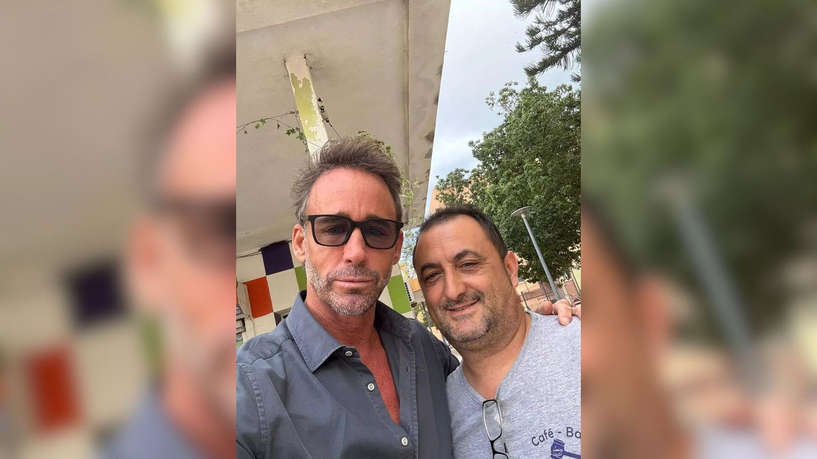 Muñoz Escassi y Rafael Paredes, propietario del bar 'El Juzgado', este martes.