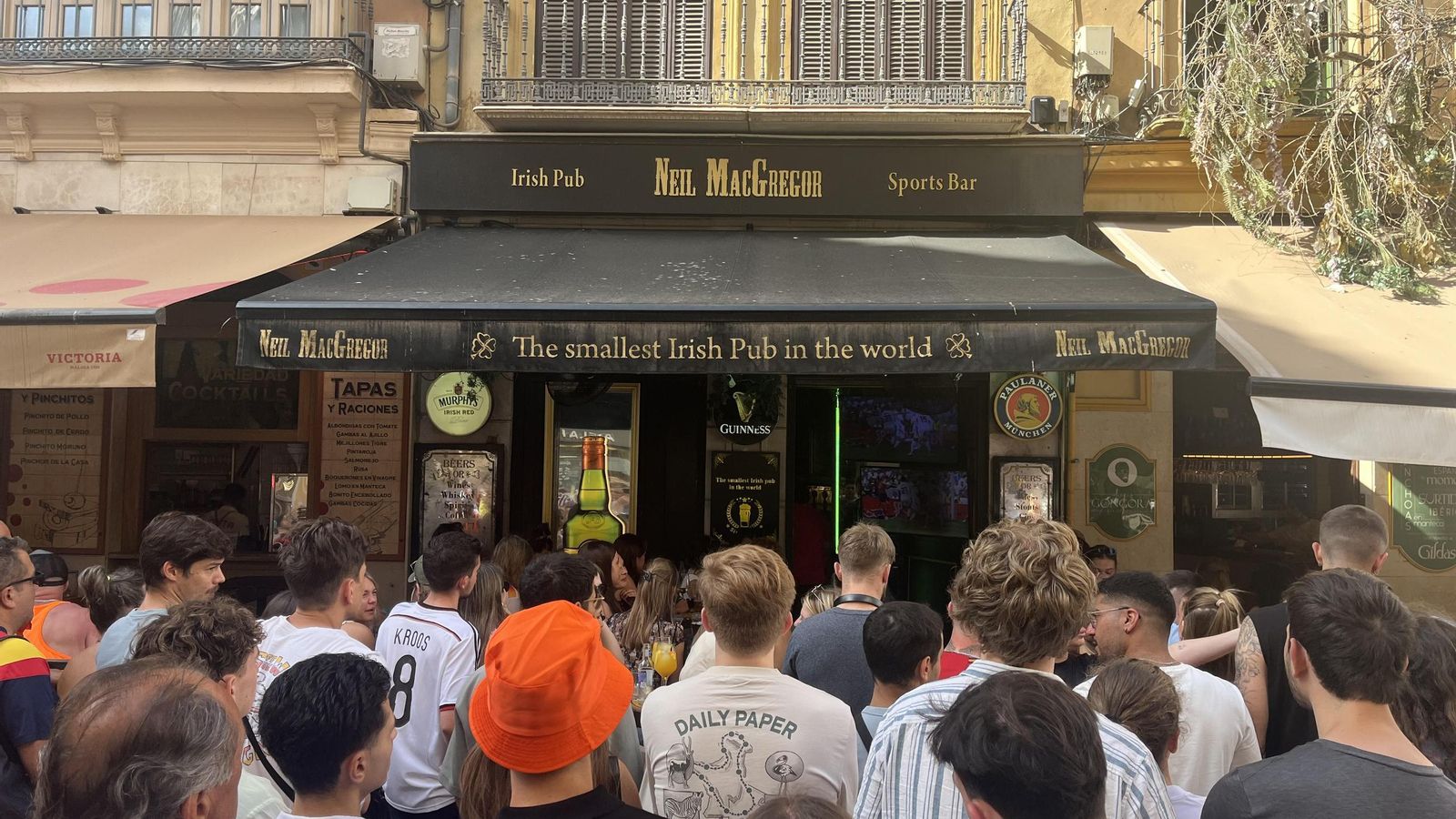 Aficionados alemanes viven el fútbol en uno de los establecimientos del centro.