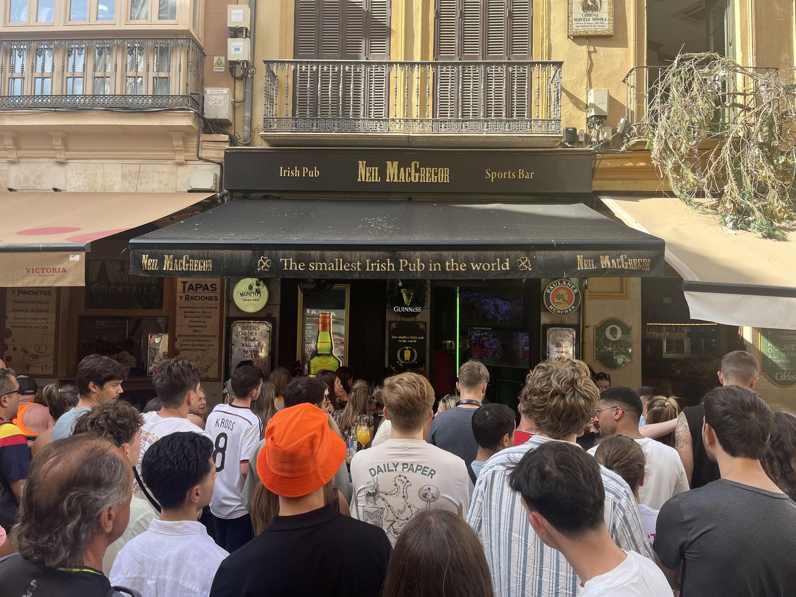Aficionados alemanes viven el fútbol en uno de los establecimientos del centro.