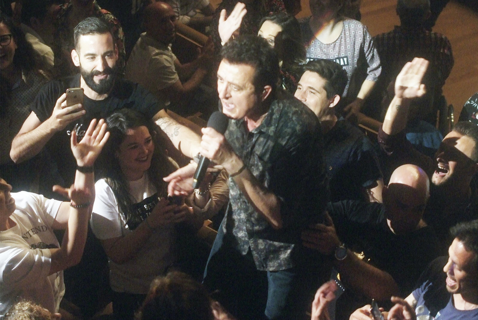 El artista decidió bajarse al patio de butacas y unirse a sus fans.