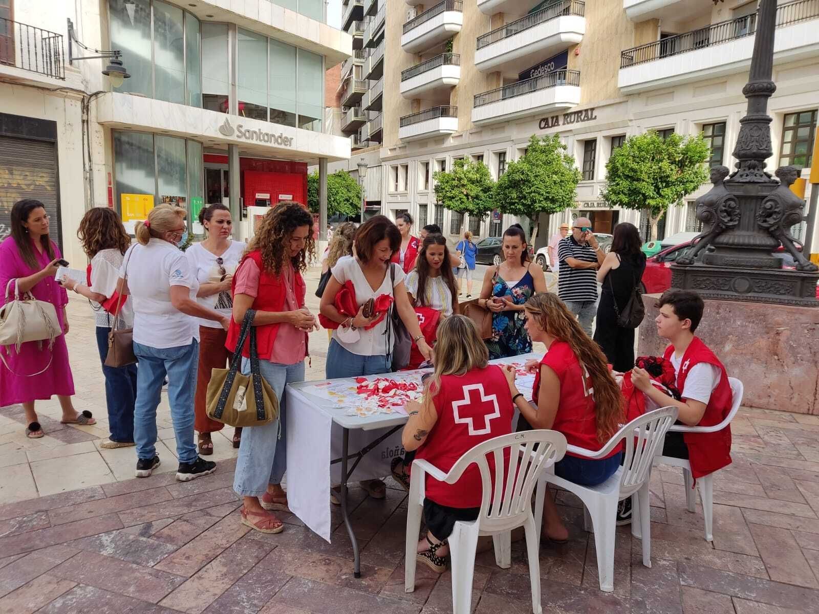 Voluntarios venden participaciones del Sorteo de Oro.