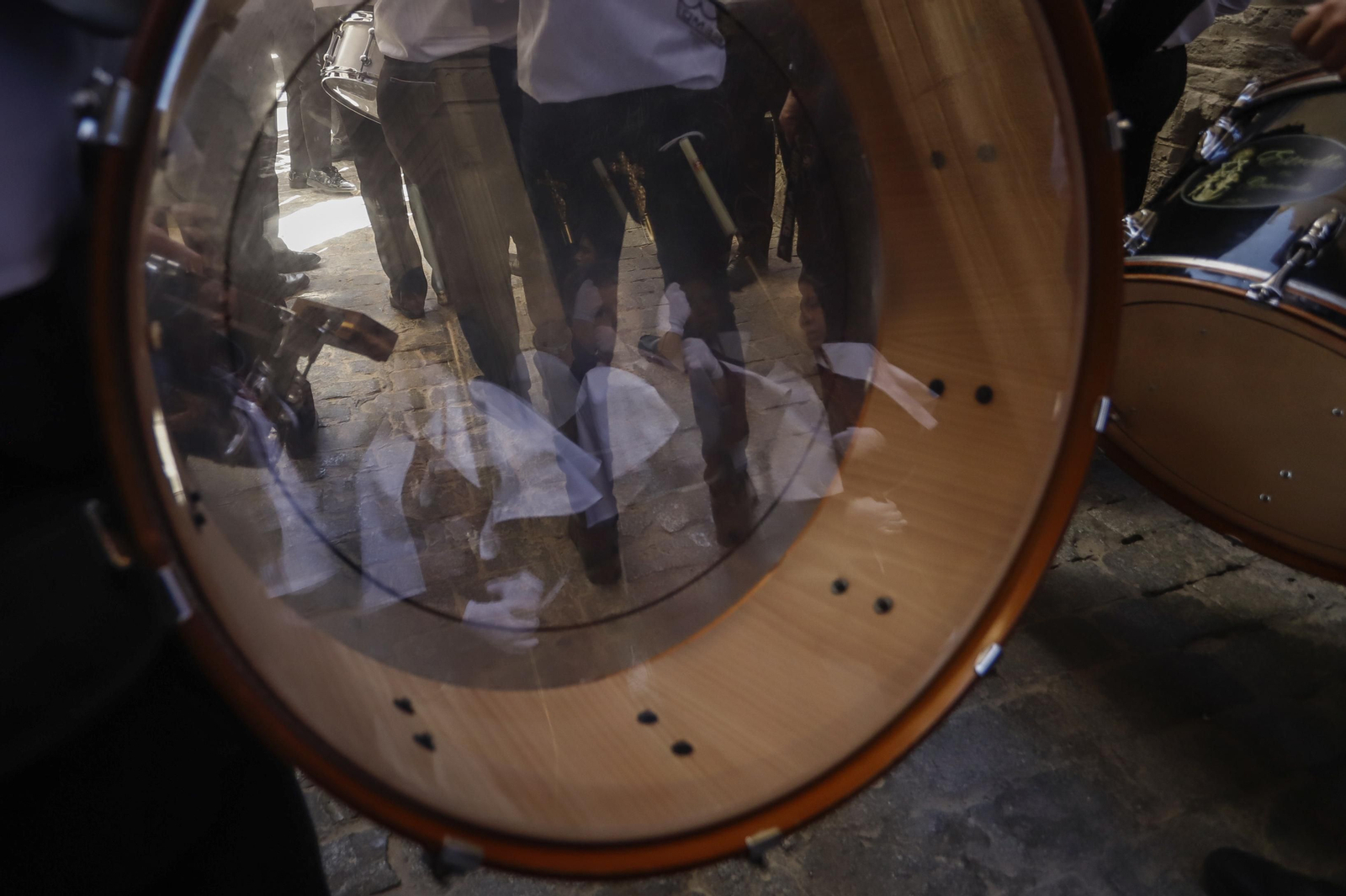 Procesión infantil reflejada en un tambor