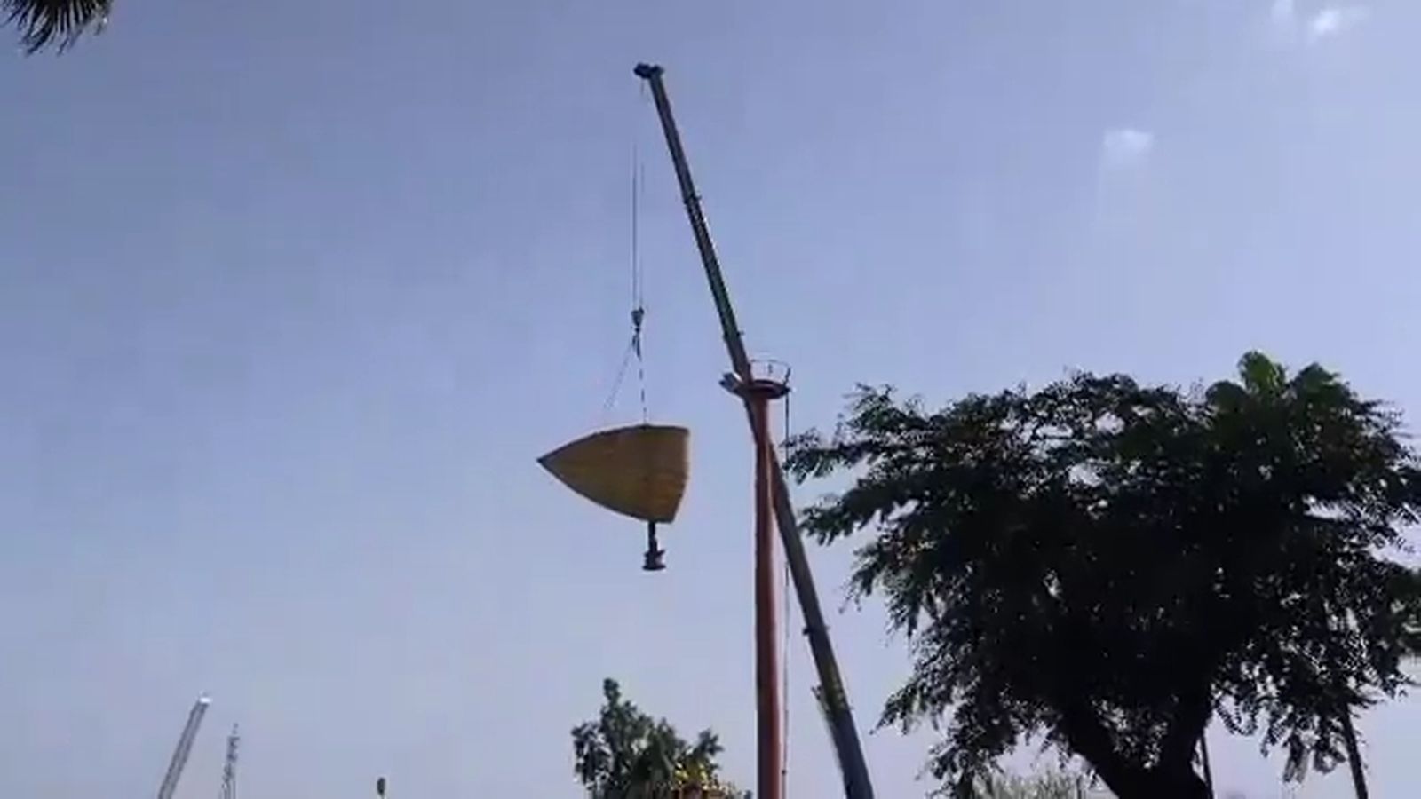 Desmontaje de otra veleta de la Expo92