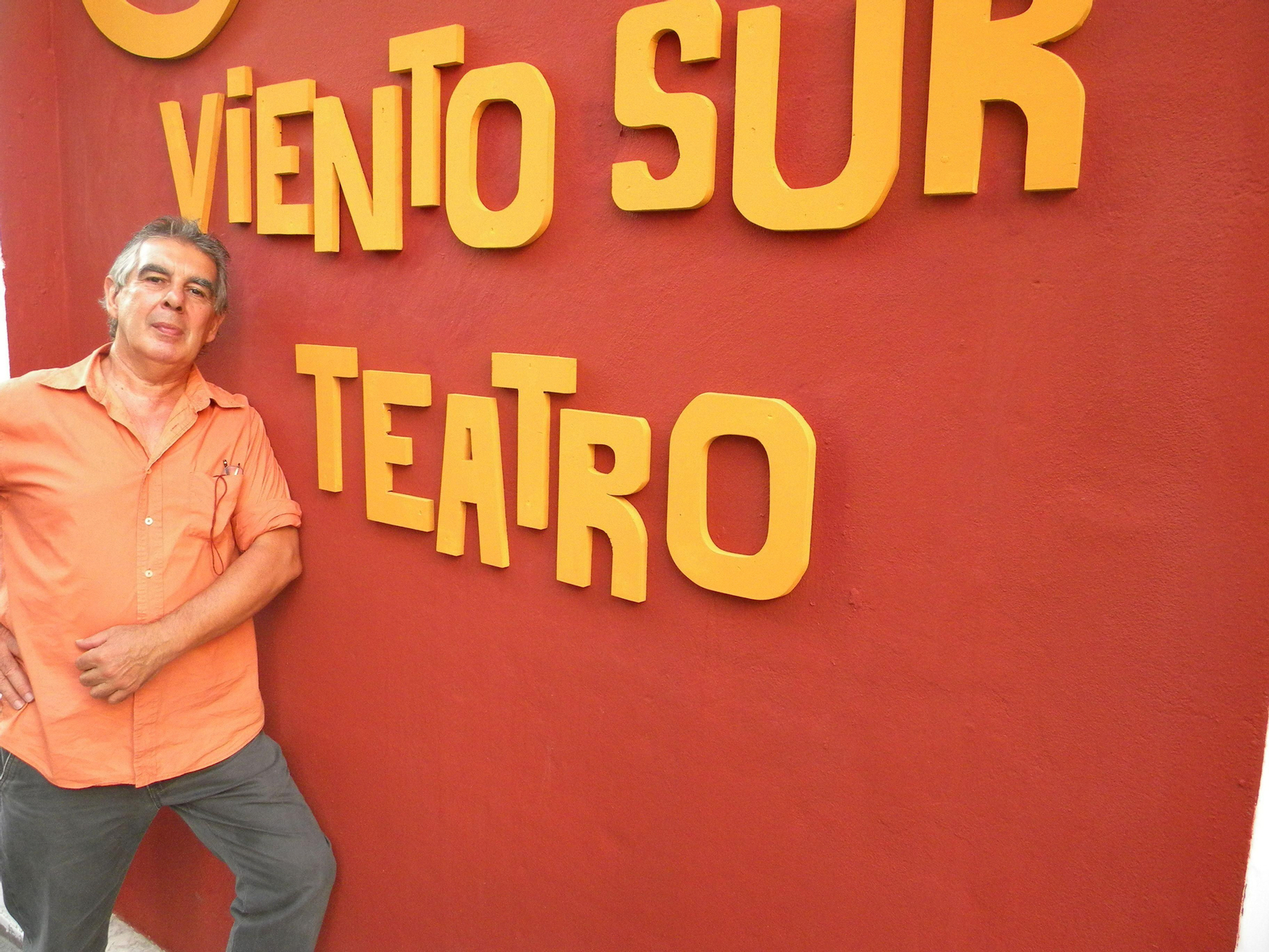 Jorge Cuadrelli, junto al letrero de Viento Sur Teatro.