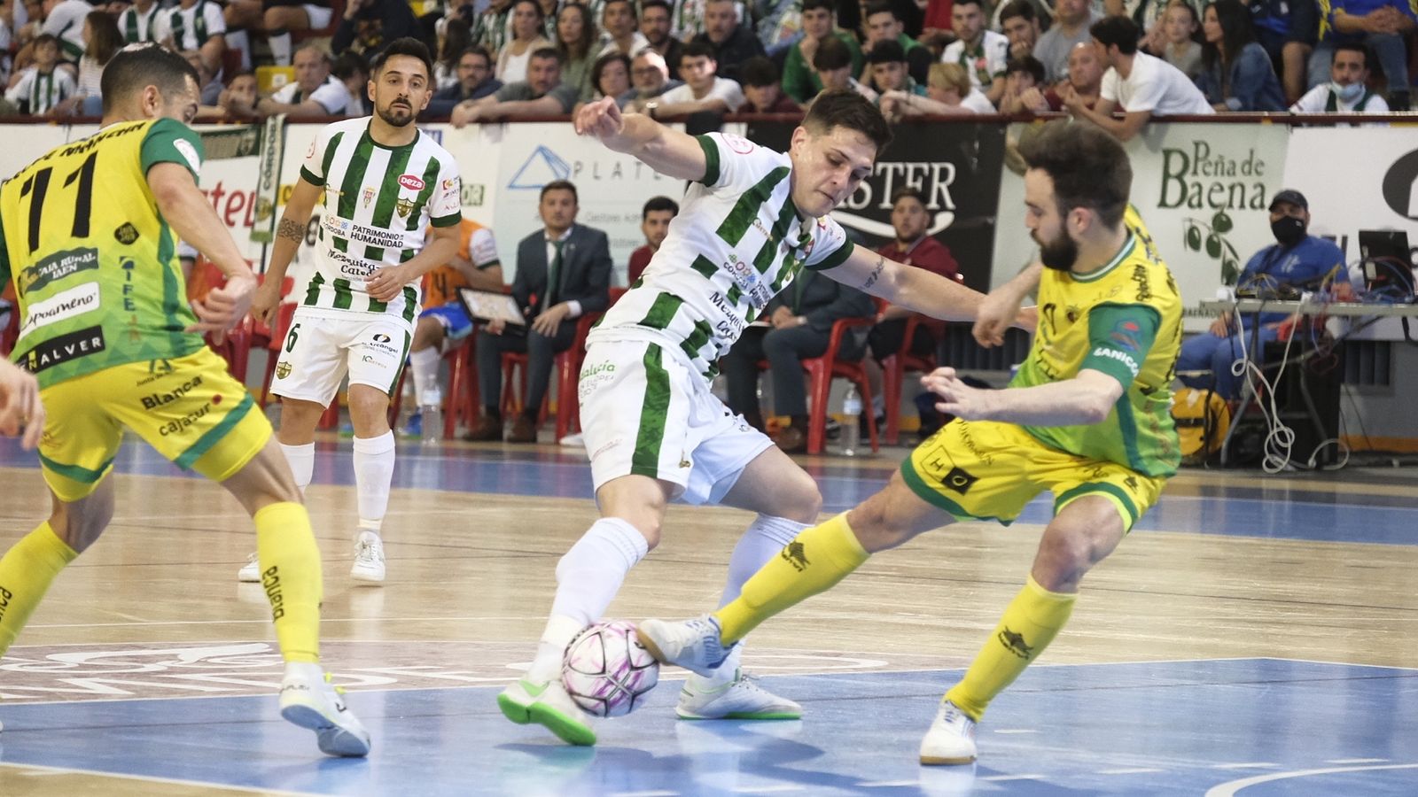 Álex Viana pelea un balón ante los jugadores del Jaén Paraíso Interior.
