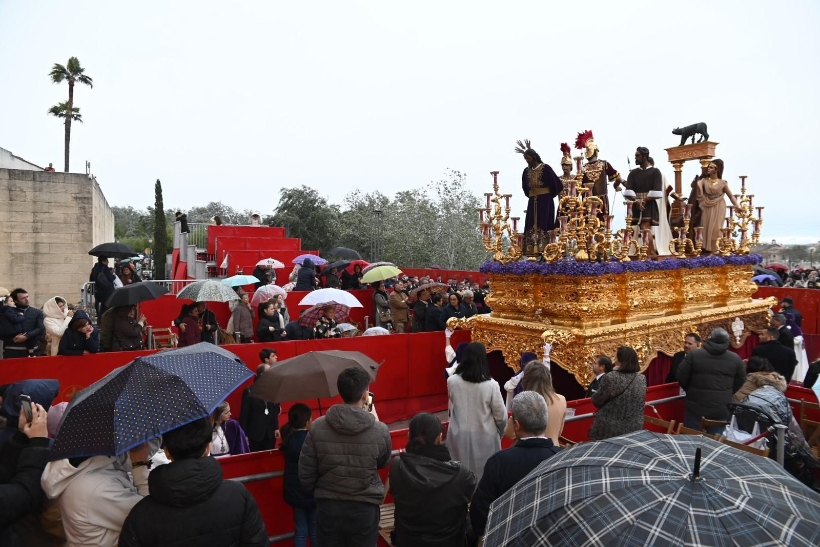 La procesión de la hermandad del Císter en el Martes Santo, en imágenes