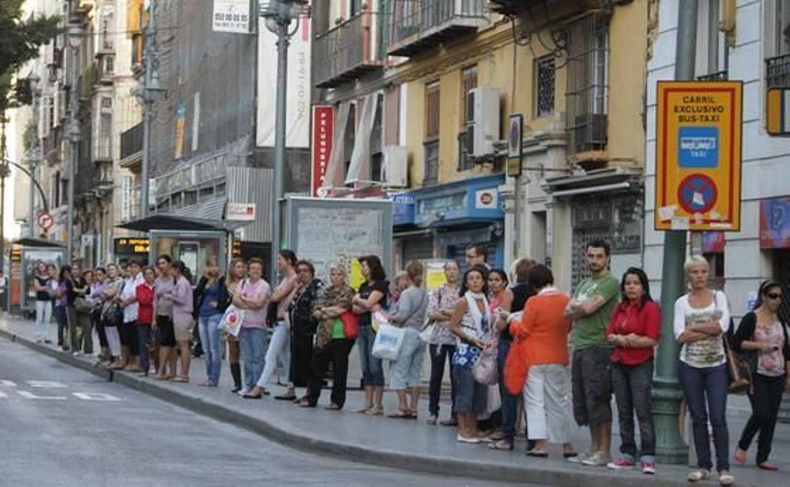 Colas de gente esperando la llegada de los autobuses urbanos.

Foto: Yolanda Montiel