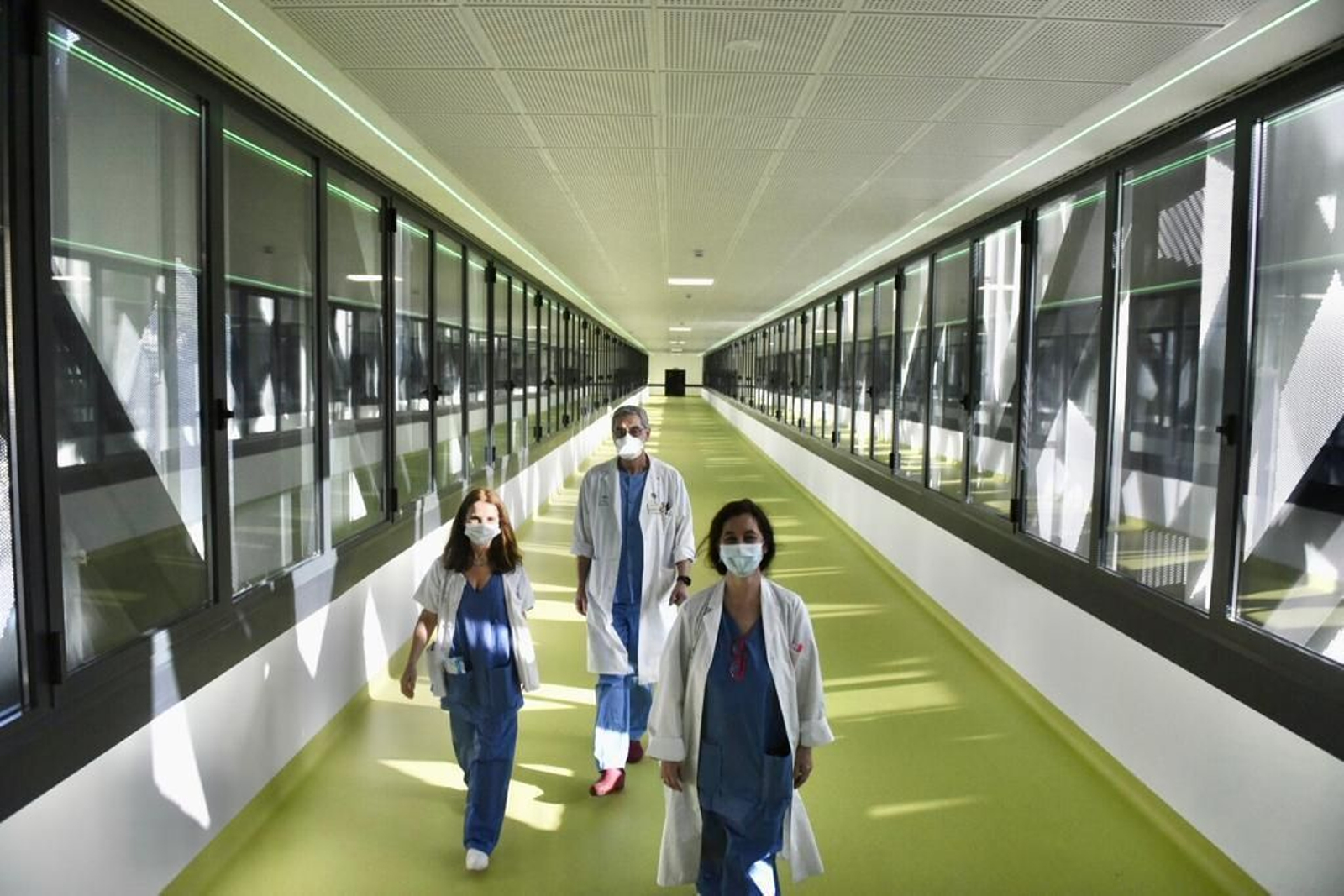 Personal sanitario en el interior de la nueva pasarela que conecta los cuatro edificios del Virgen del Rocío.