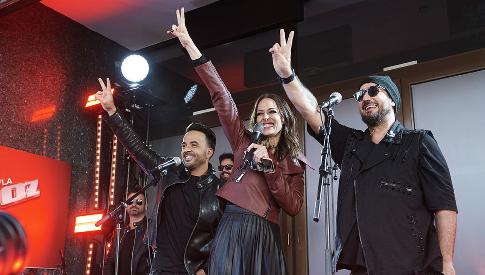 Eva González ,la presentadora, y los coaches  Orozco y Fonsi en un concierto sorpresa