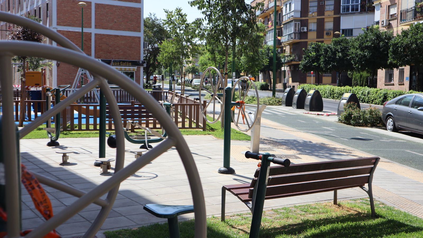 Zonas de juego infantil en la avenida de El Greco.