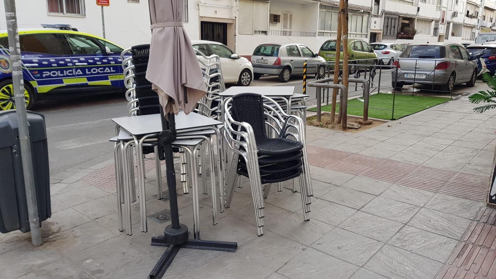 Mesas y sillas apiladas en el negocio de Los Remedios.