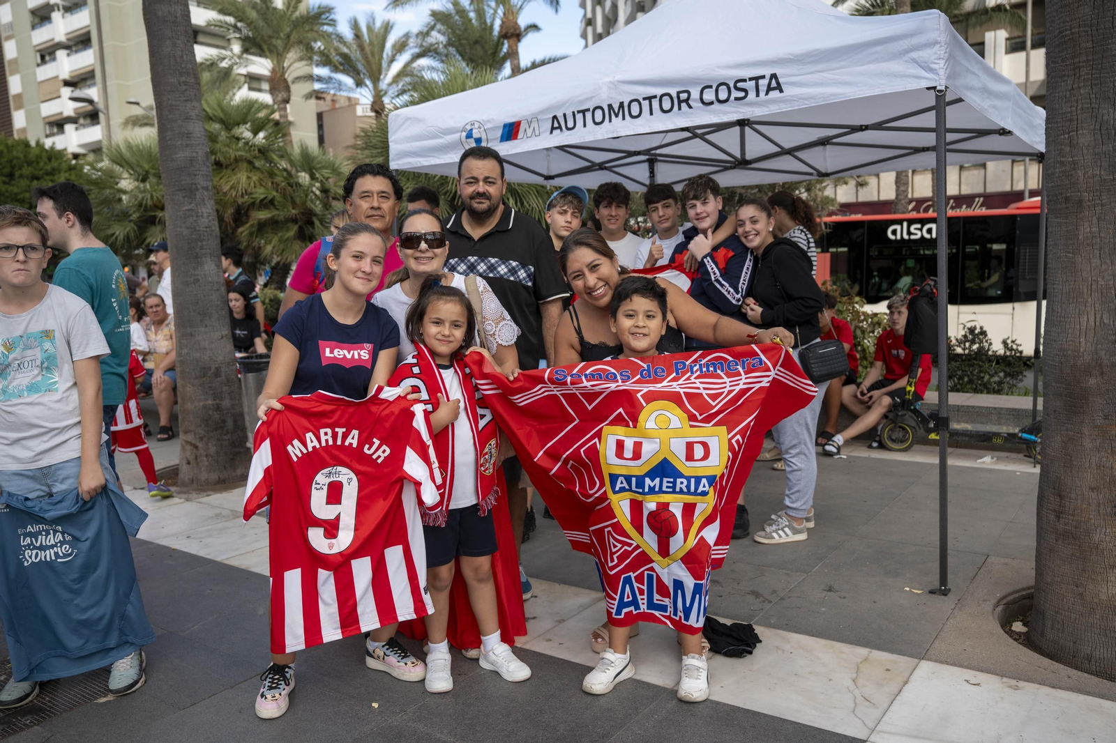 Los jugadores de la UDA Thalys y Andrés firman autógrafos
