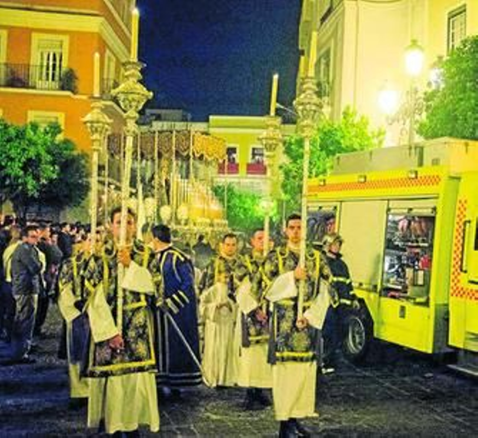 El paso de palio de María Santísima de la Esperanza de Jerez, procesionando junto a un camión de Bomberos.