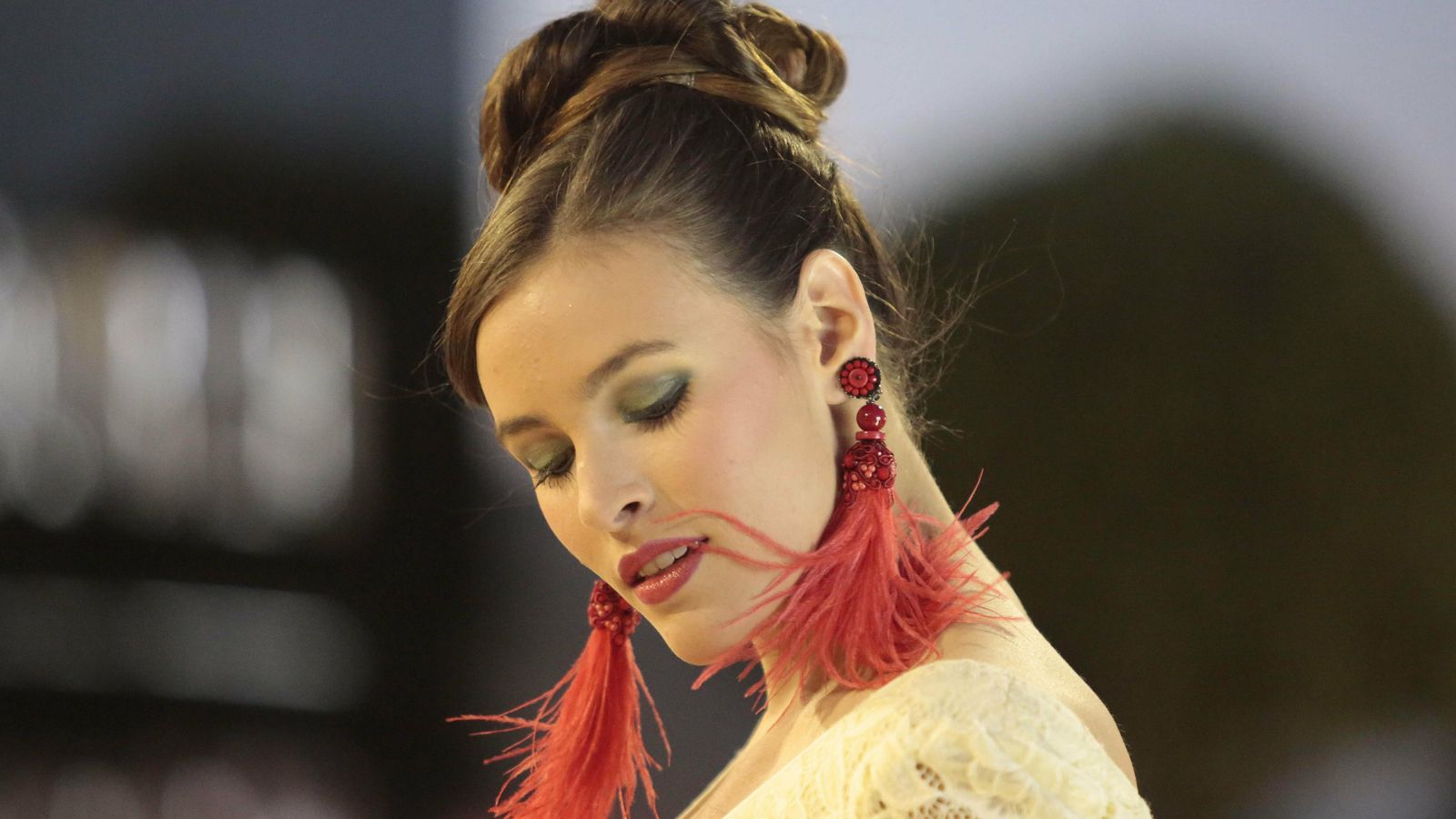 Recogido alto con mechones superpuestos.