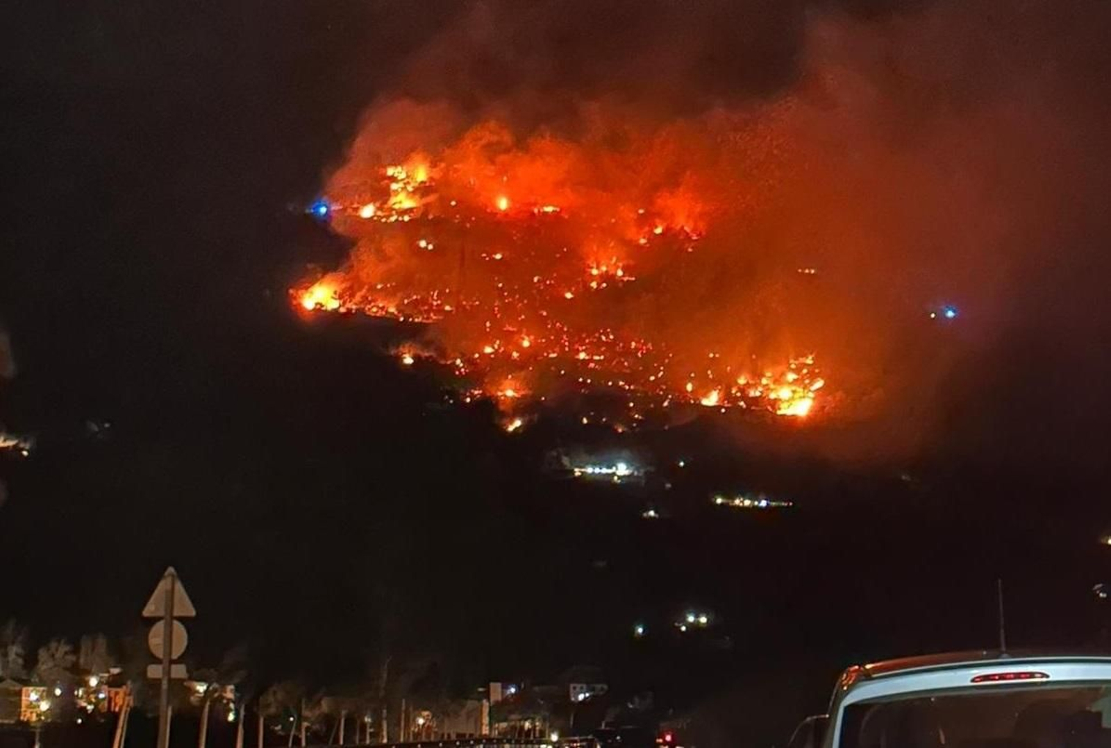 Imagen del incendio forestal declarado durante la noche del martes en Lanjarón