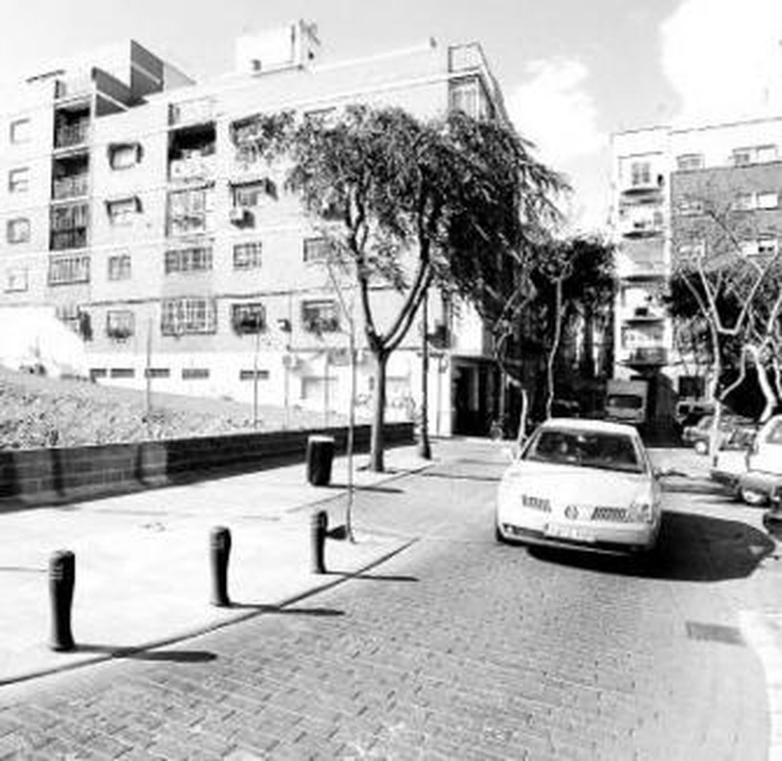 Calle que separa el Centro Cine derribado y la plaza Marín.