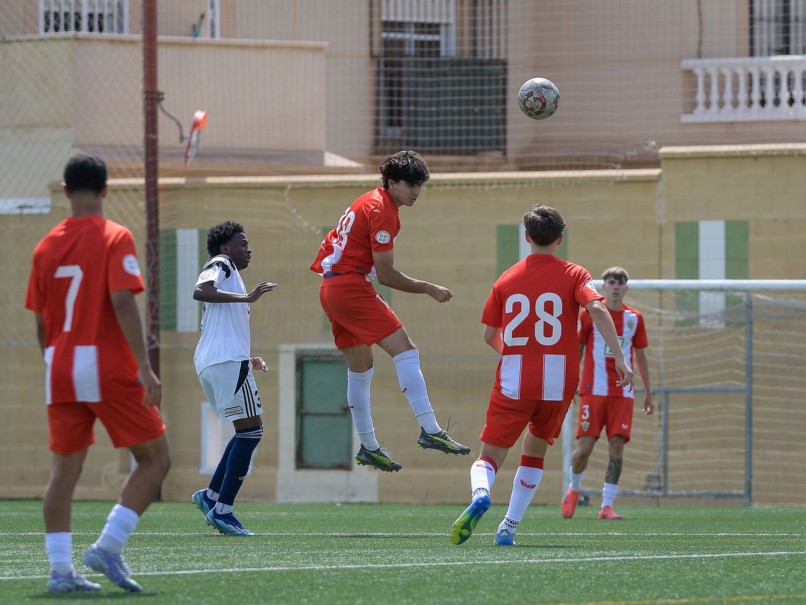 Un futbolista del conjunto rojiblanco golpea de cabeza un balón durante el último encuentro de la pasada temporada.