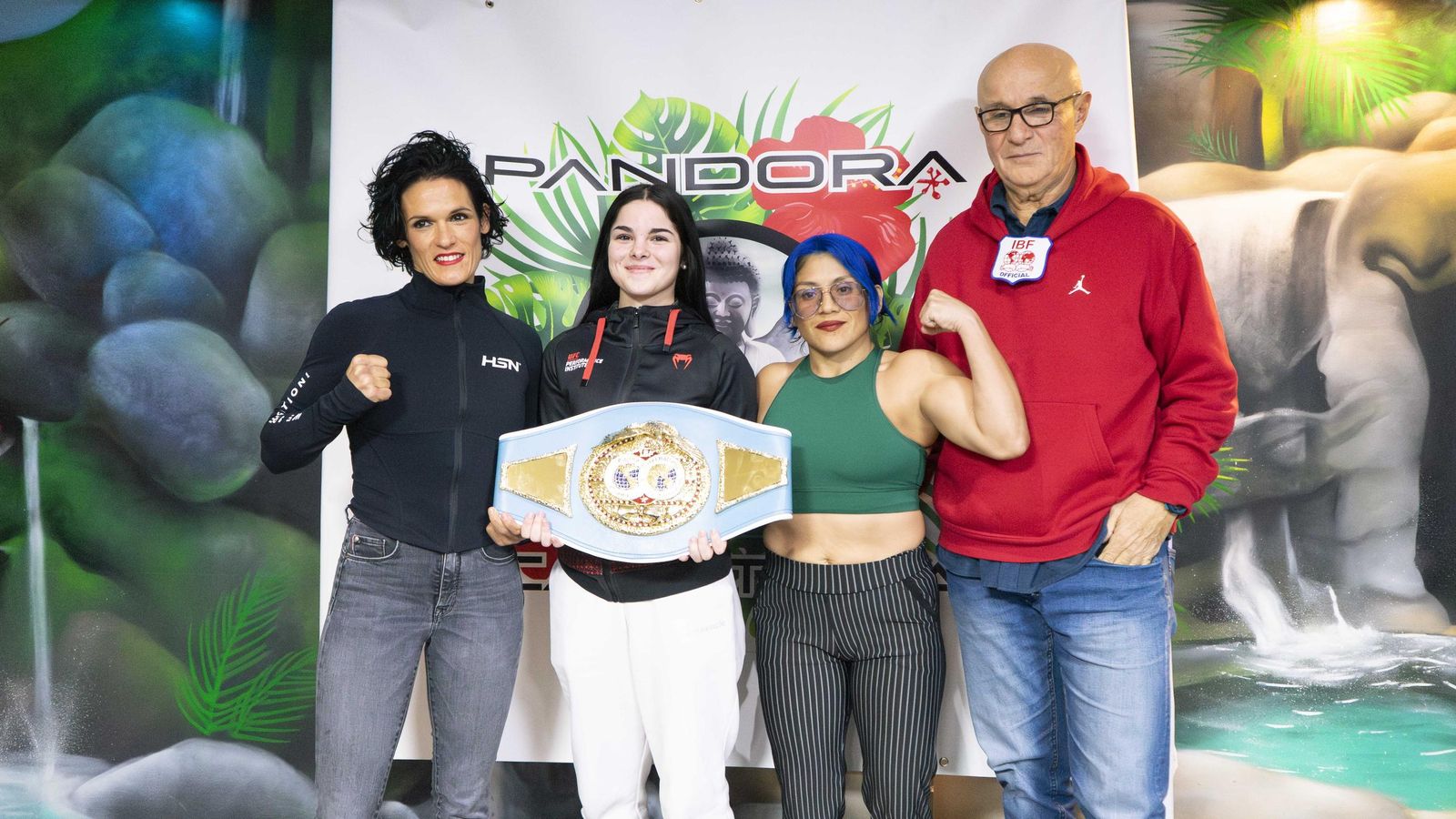 Las dos boxeadoras posan con el cinturón que estará en juego en la localidad almeriense de San Isidro.