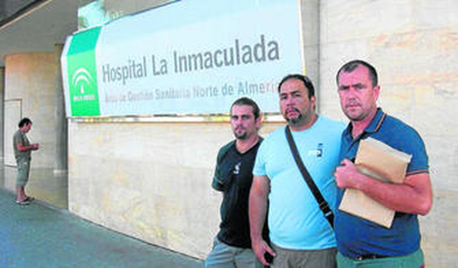 Tres padres que han denunciado su caso en el juzgado, ayer en la puerta del hospital La Inmaculada.