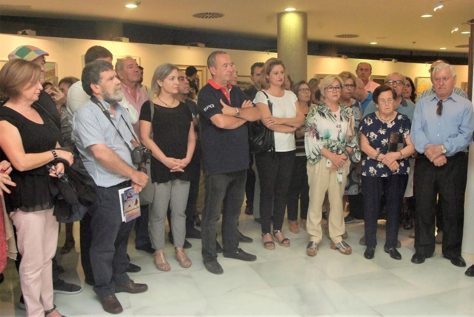 Gabriel Amat acompañado de Rafael Hernando, los hermanos de Juan Ibáñez y su sobrina, Paula López.