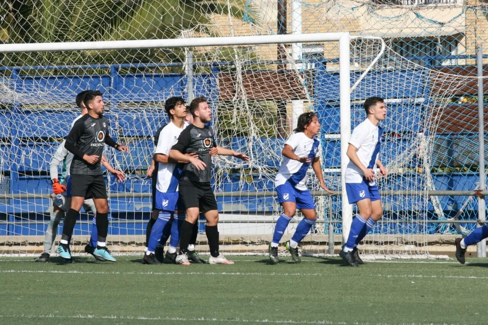 Un lance del encuentro disputado por el filial del Decano ante el Torreblanca. Un lance del encuentro disputado por el filial del Decano ante el Torreblanca.