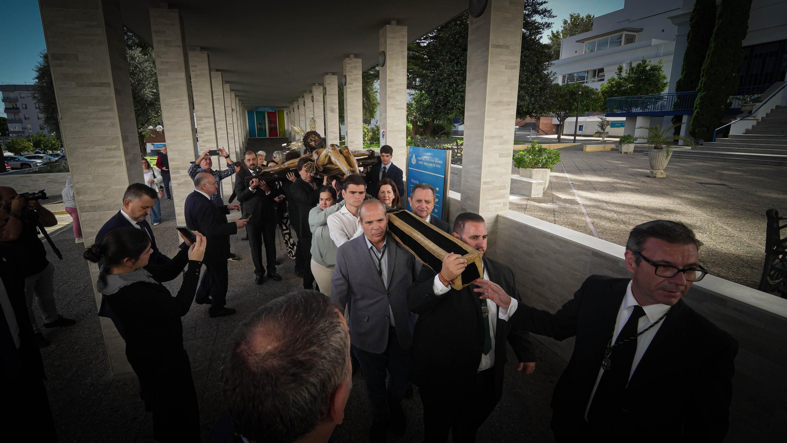 Imágenes del Cristo de la Esperanza con los ancianos del San Juan Grande en Jerez