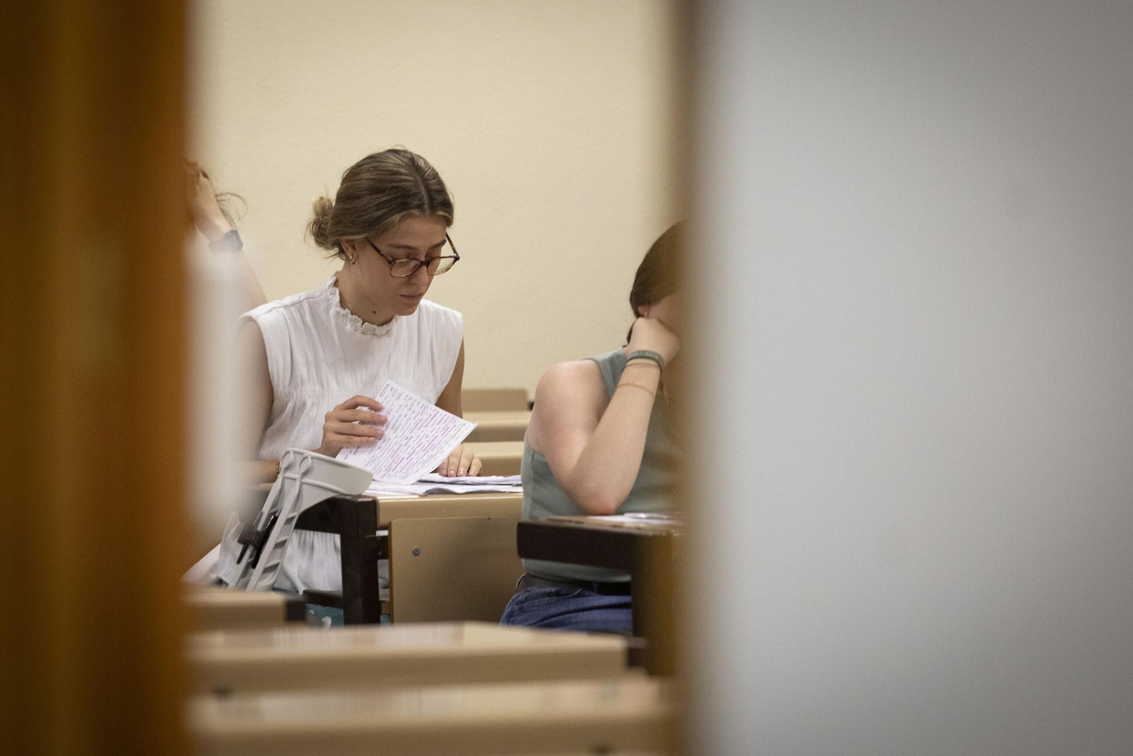 Estudiante durante la pasada Selectividad en Granada.