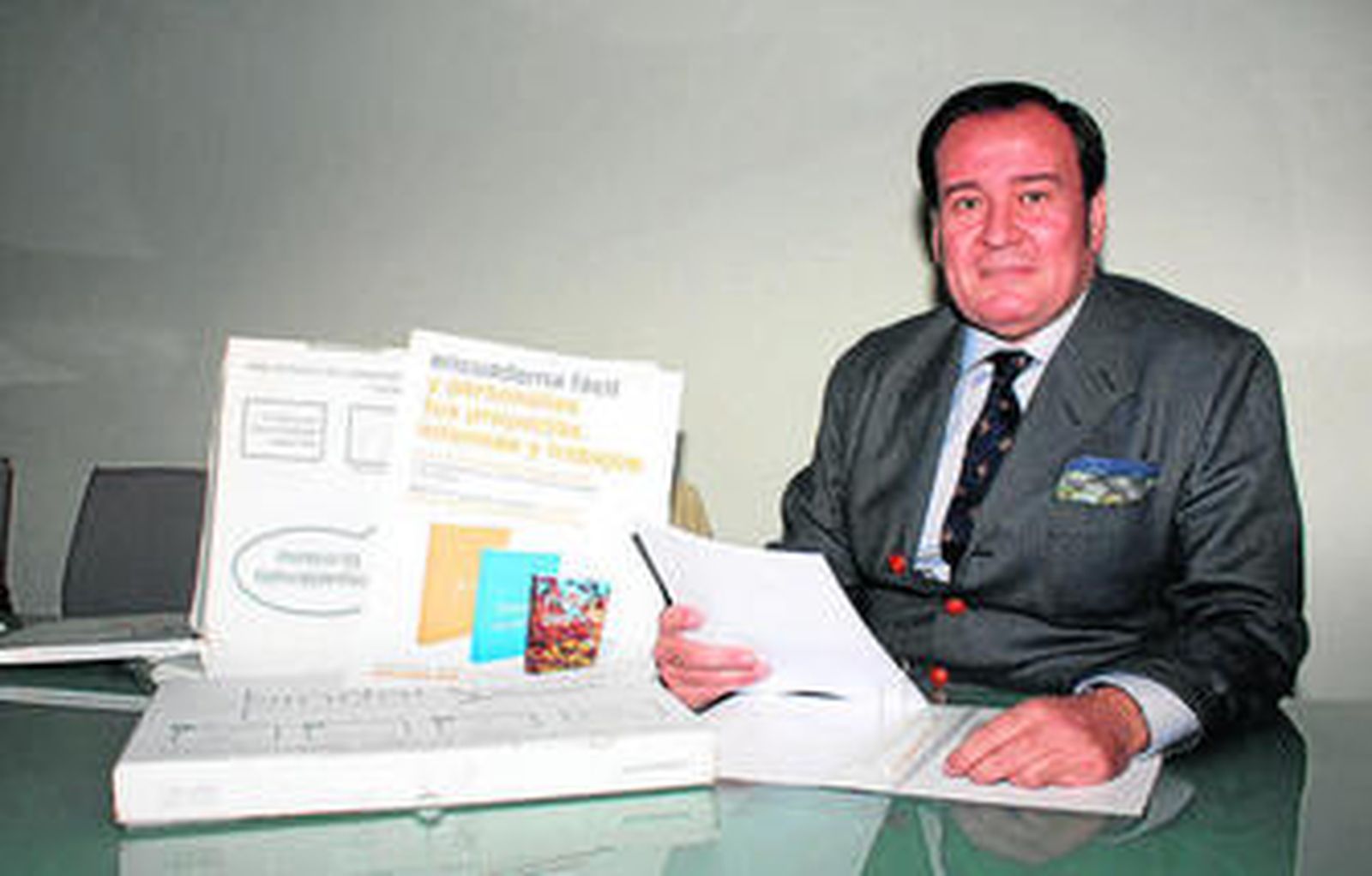 El director comercial de bindo!, Antonio Galván, muestra el sistema ideado por su empresa.