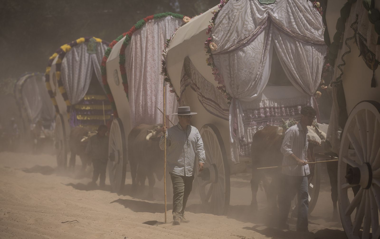 El paso de hermandades del Rocío por la Raya Real
