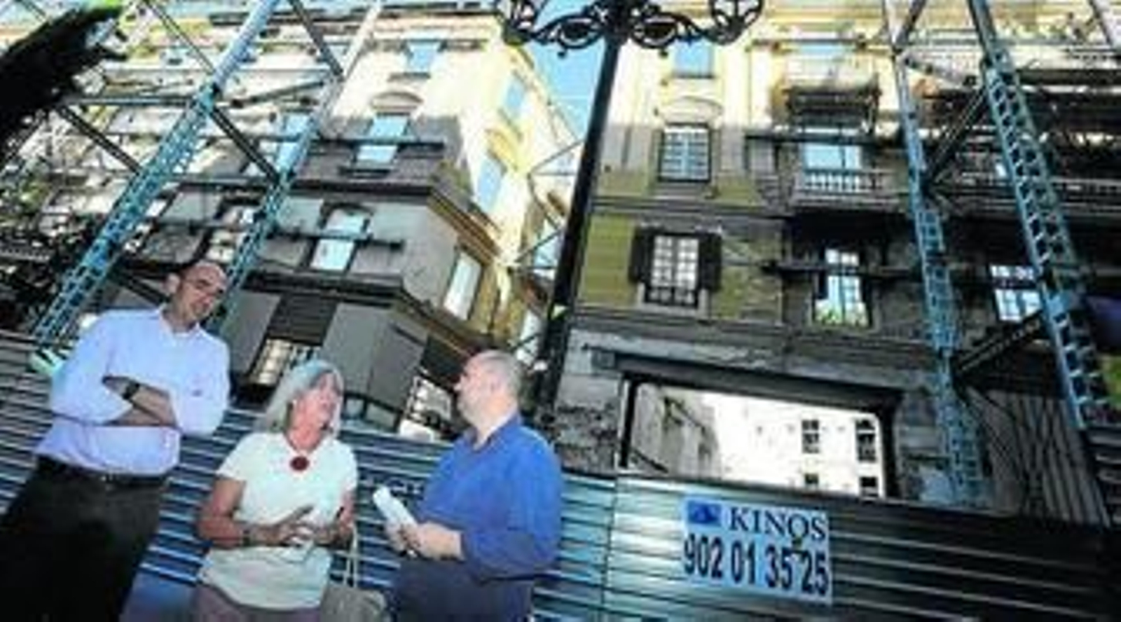 Zorrilla y vecinos del centro, junto a un edificio abandonado. Zorrilla y vecinos del centro, junto a un edificio abandonado.