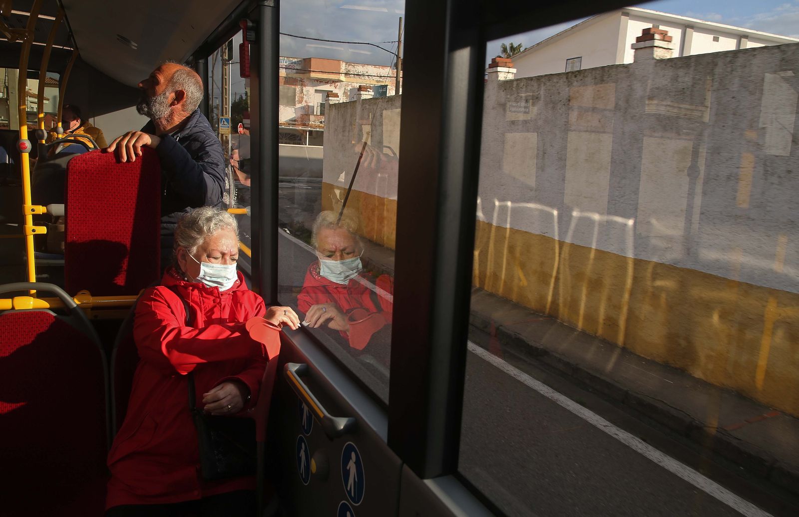 Fotos del primer día sin mascarillas en el transporte público en Algeciras