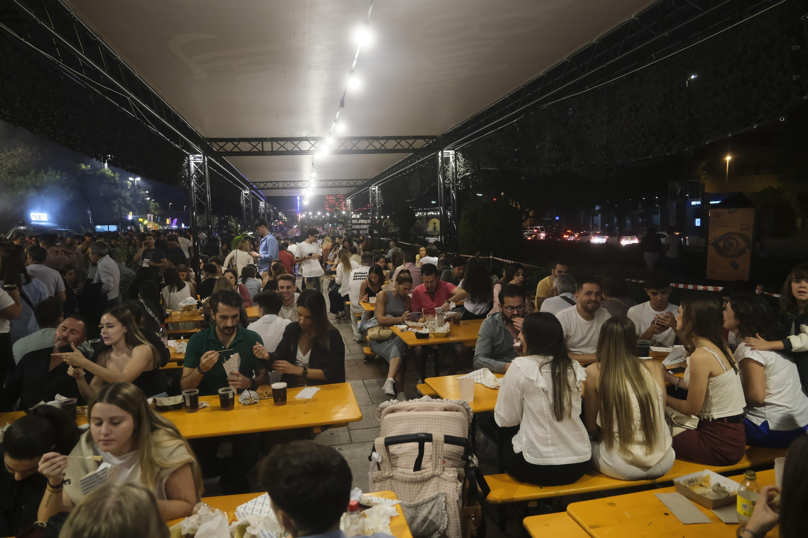 Neón y brasas en El Vial: el lleno absoluto de The Champions Burger en Córdoba Neón y brasas en El Vial: el lleno absoluto de The Champions Burger en Córdoba