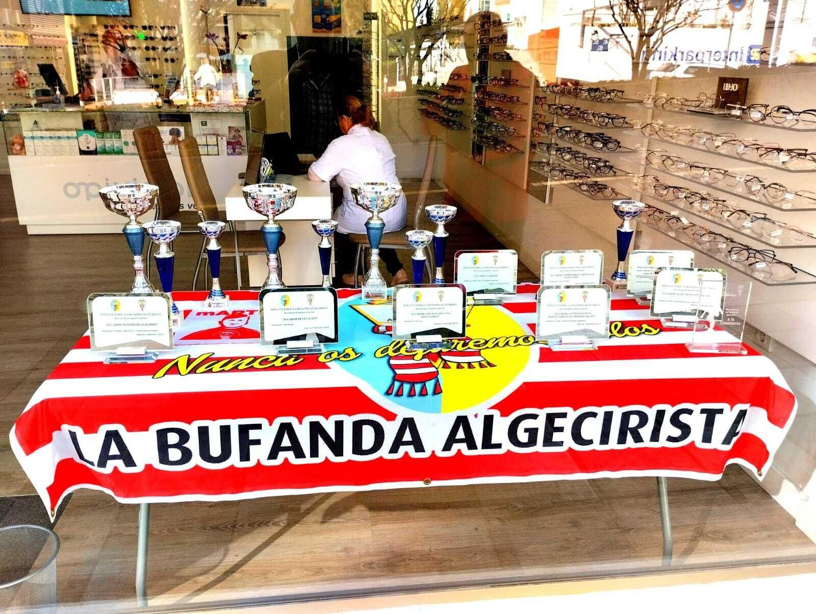 La exposición de la Bufanda en uno de sus establecimientos colaboradores.