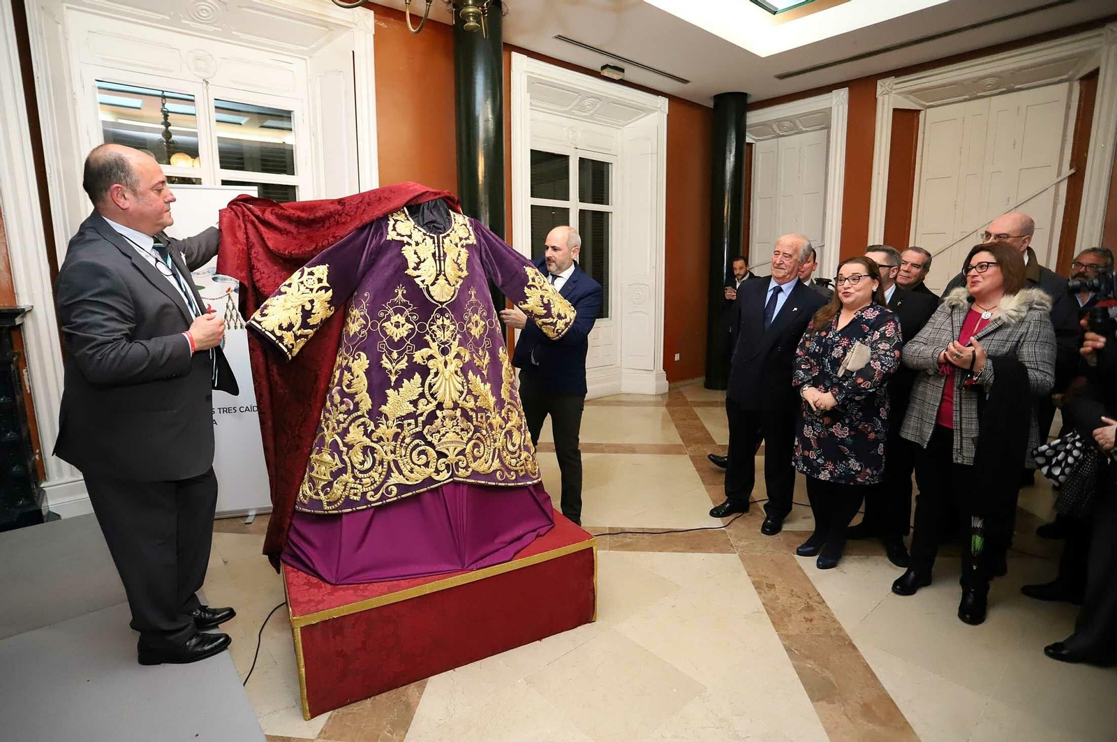 Momento ene l que Fabián Tello y Manuel Solano descubren la túnica.