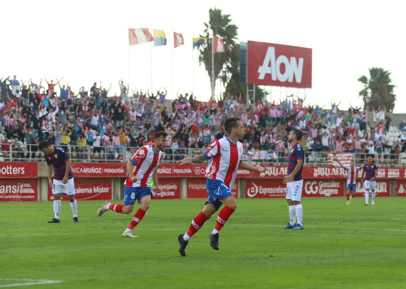 Álvaro Romero celebra uno de sus goles ante el Costa Brava. Álvaro Romero celebra uno de sus goles ante el Costa Brava.