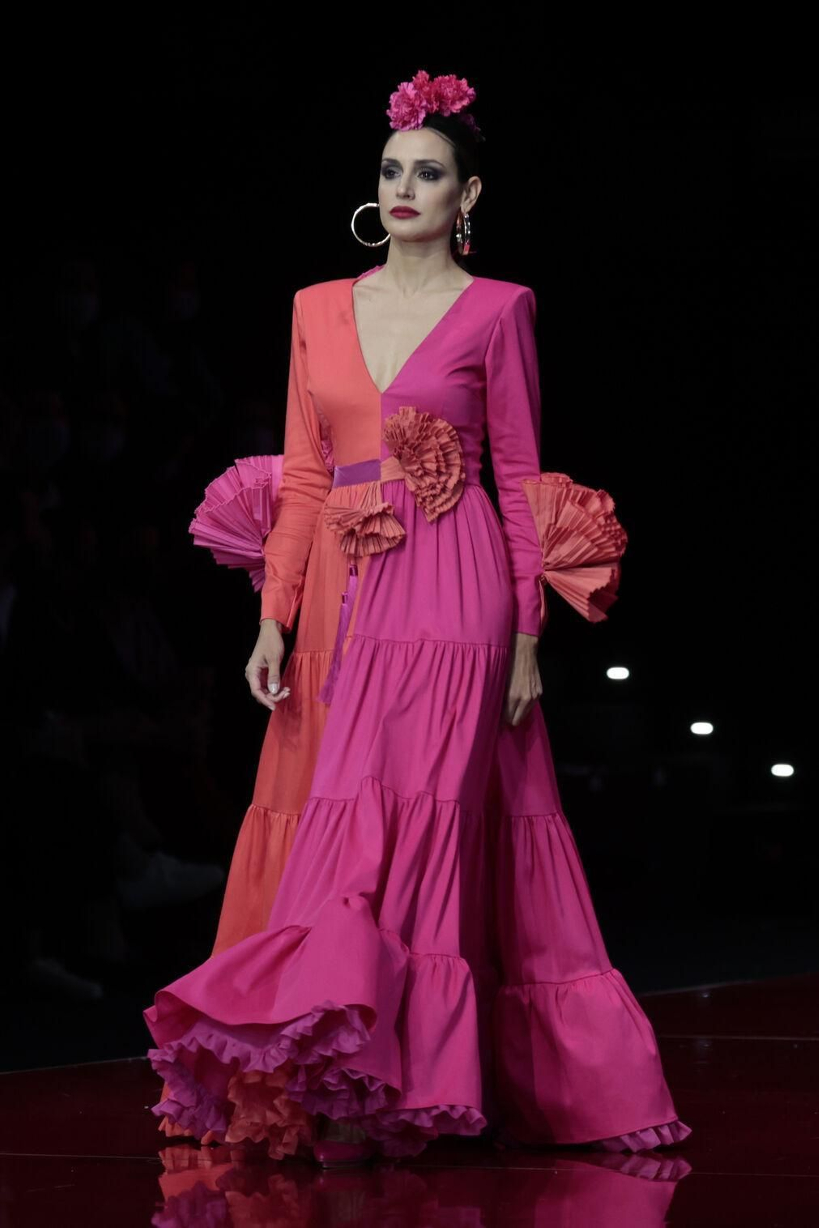 Diseño naranja y rosa de Ana Morón visto en SIMOF 2022.
