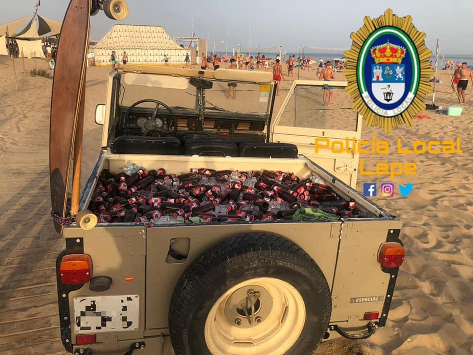 Imagen del todo terreno cargado de botellines de cerveza en la playa lepera