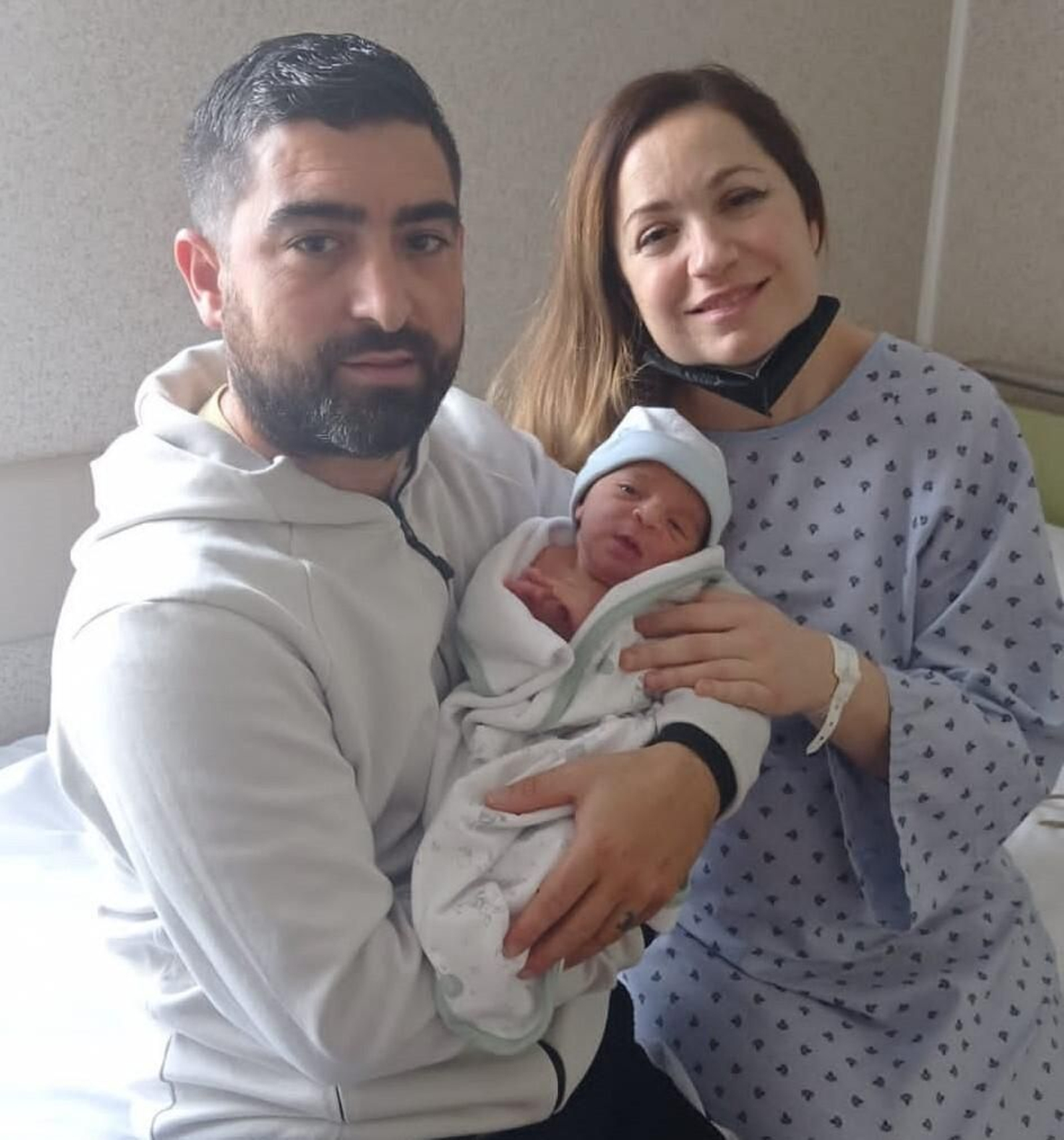 Alejandro, con sus papás Alejandro y Marta.