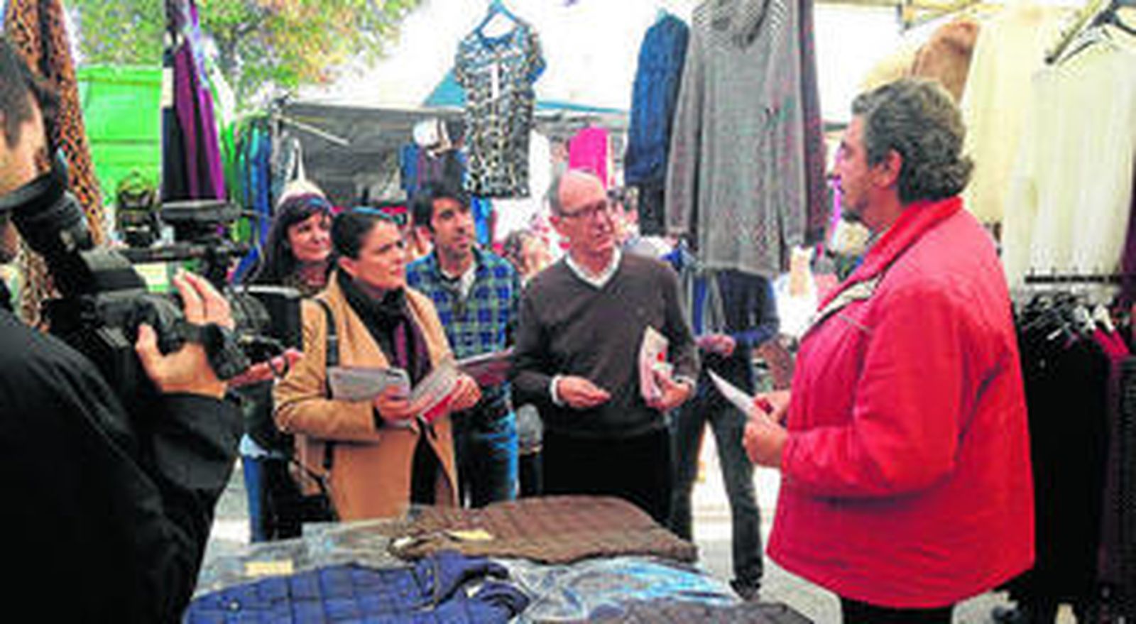 1. El candidato del PSOE al Congreso, José Juan Díaz Trillo, en un reparto electoral en el mercadillo de El Rocío. 2. La número 1 de Podemos al Senado, Pepa Gallardo, habla con dos viandantes en la capital 3. El cabeza de lista de Ciudadanos al Congreso, Rafael Corrales, en Trigueros.
