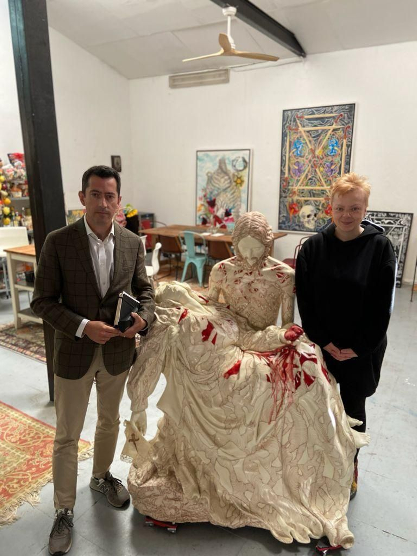 Juan Alonso Contreras en el estudio de la artista granadina Marina Vargas.